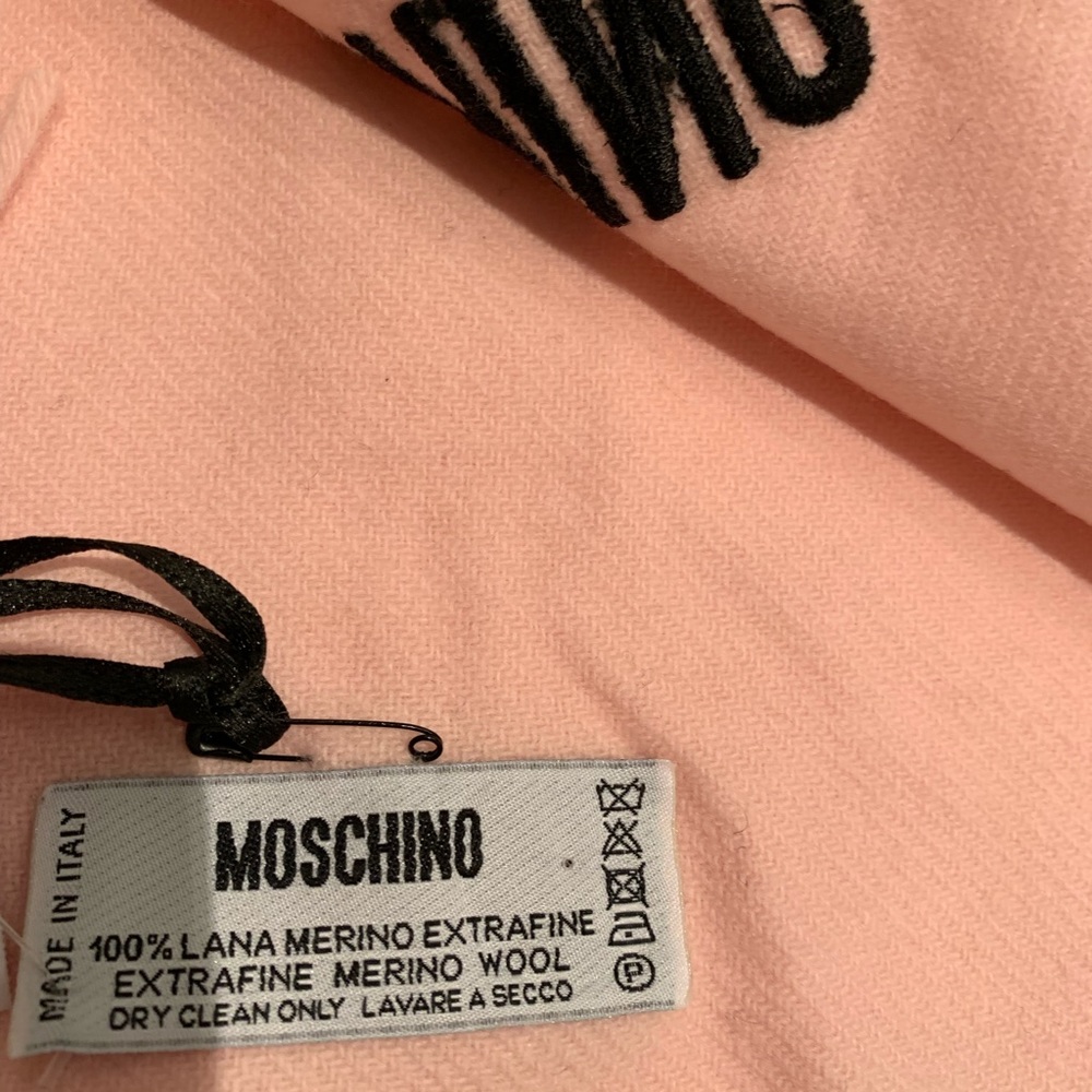 🤞Potential Restock🤞❤️5 ⭐️ ❤️Moschino Heart Scarf - Picture 4 of 6